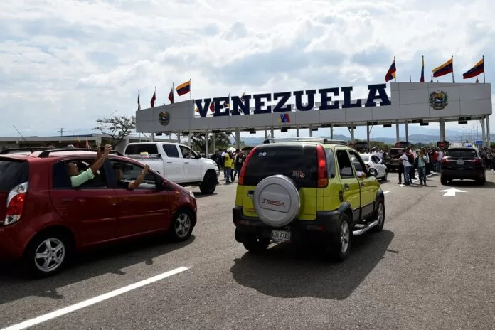 Venezuela cerró la frontera terrestre y suspende los vuelos con Colombia