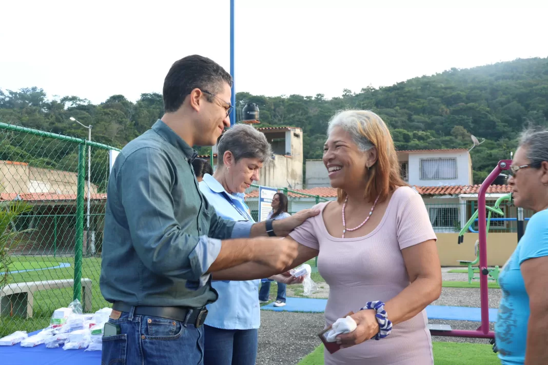 Abuelos de Lomas de la Hacienda en recibieron medicamentos