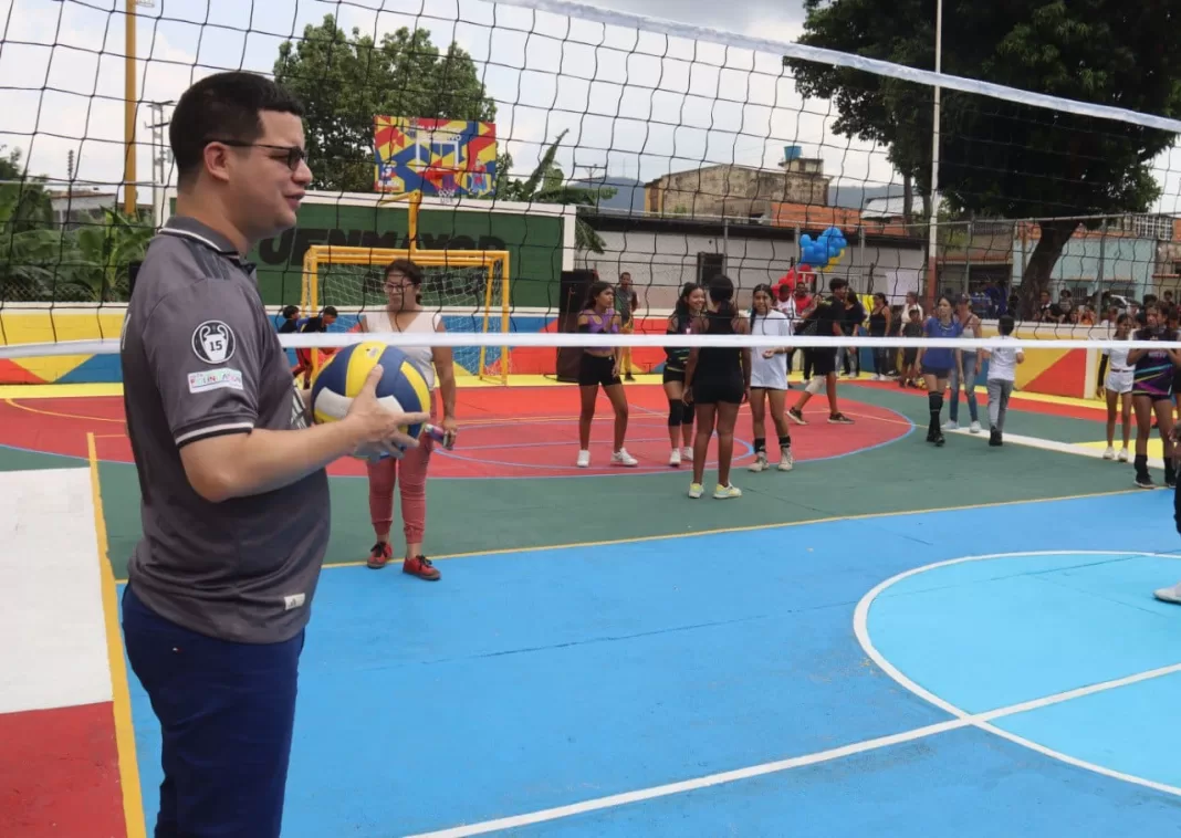 Alcalde Fuenmayor promueve el voleibol en toda Valencia