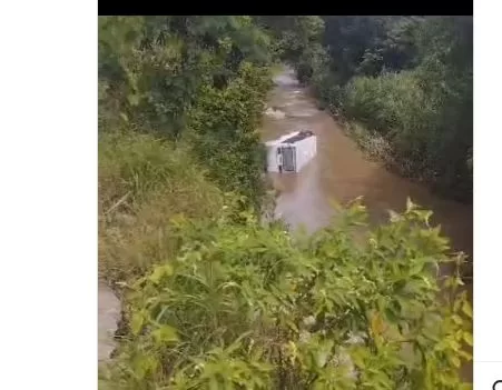 Autobús cayó al río en Puerto Cabello y dejó dos heridos