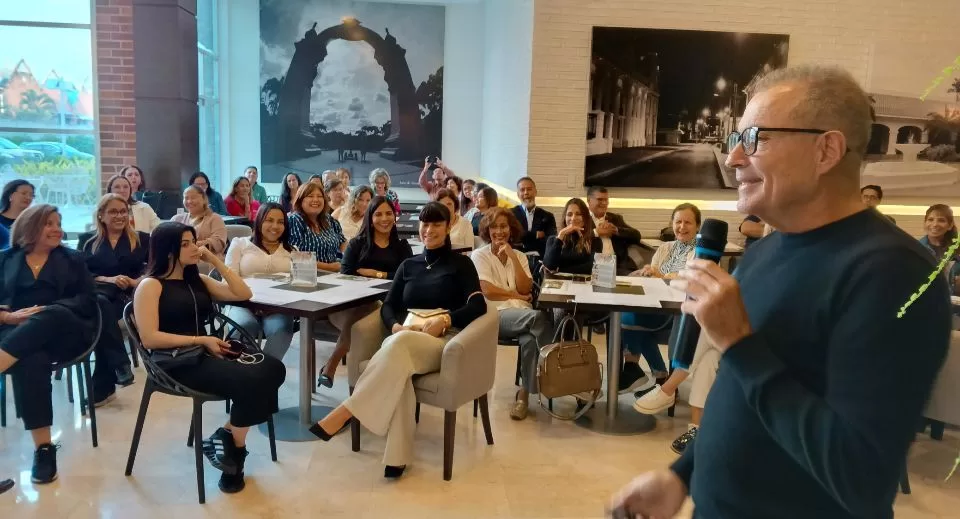 Dr. Efraín Hoffmann lideró un conversatorio de salud en Valencia