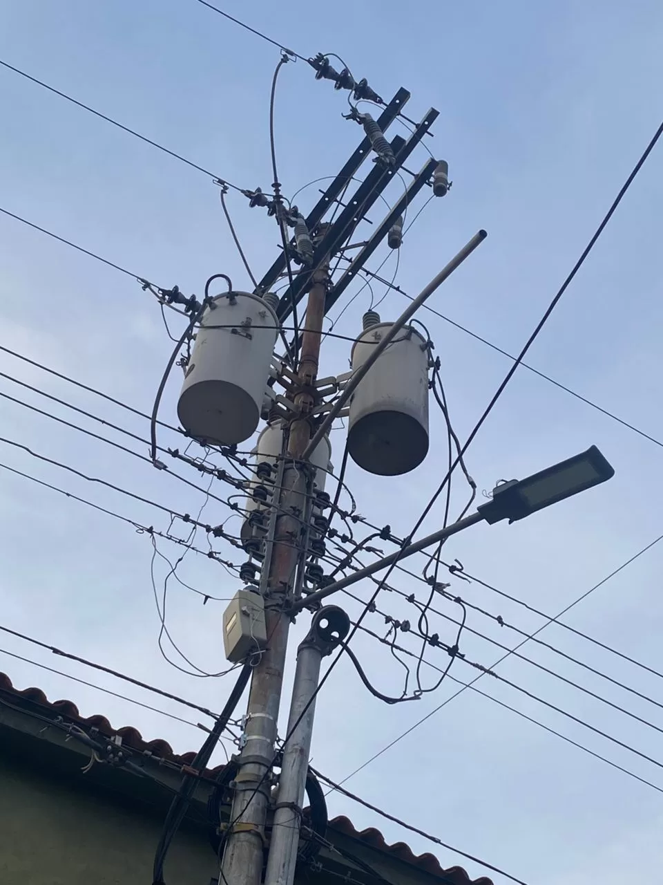 En una zona de La Esmeralda están sin electricidad tras explotar transformador