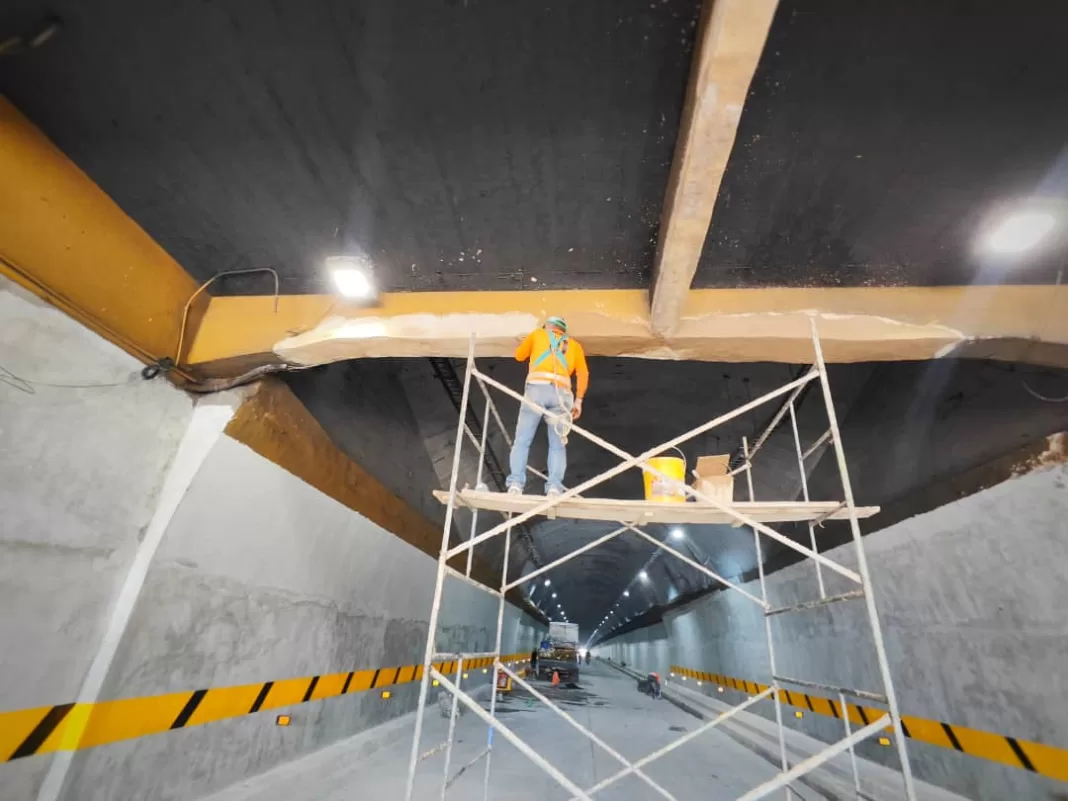 Trabajadores realizan refracciones en el Túnel La Cabrera