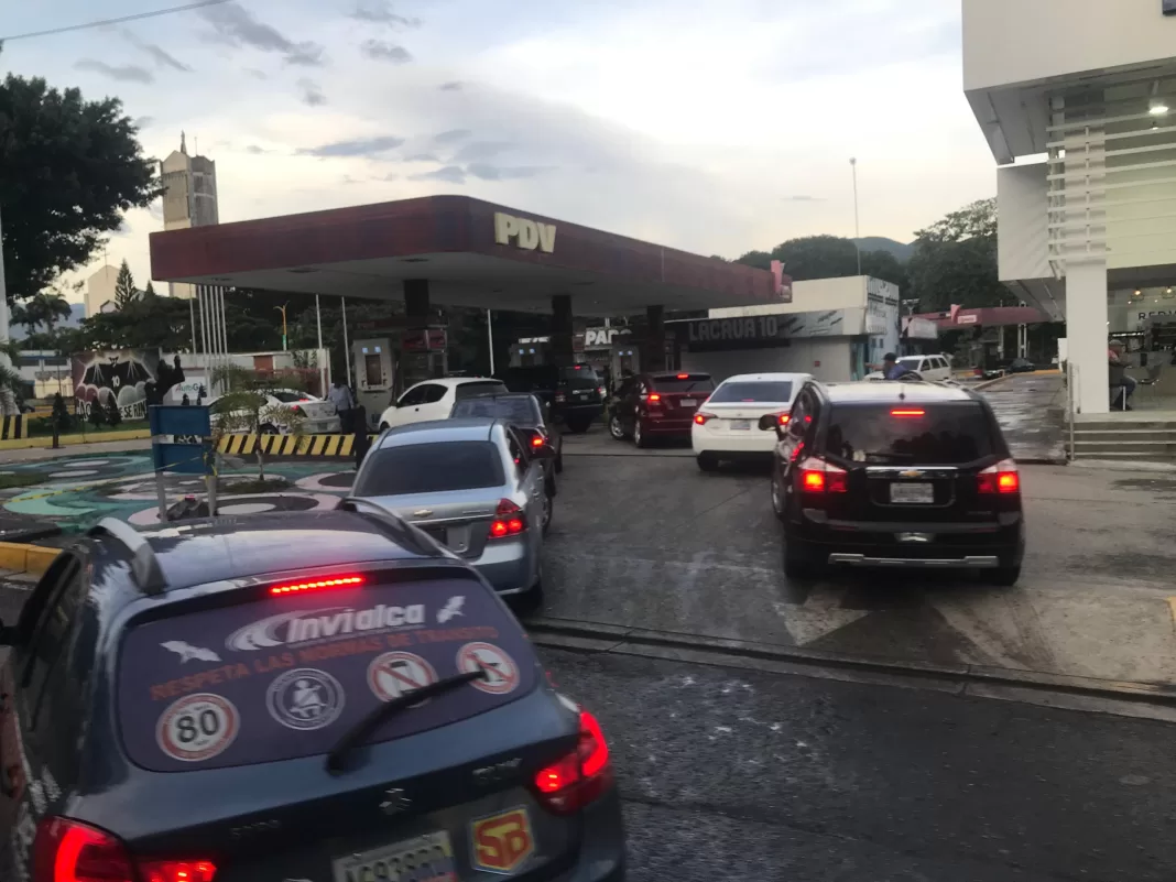 Esto demoran las colas para surtir gasolina en Carabobo