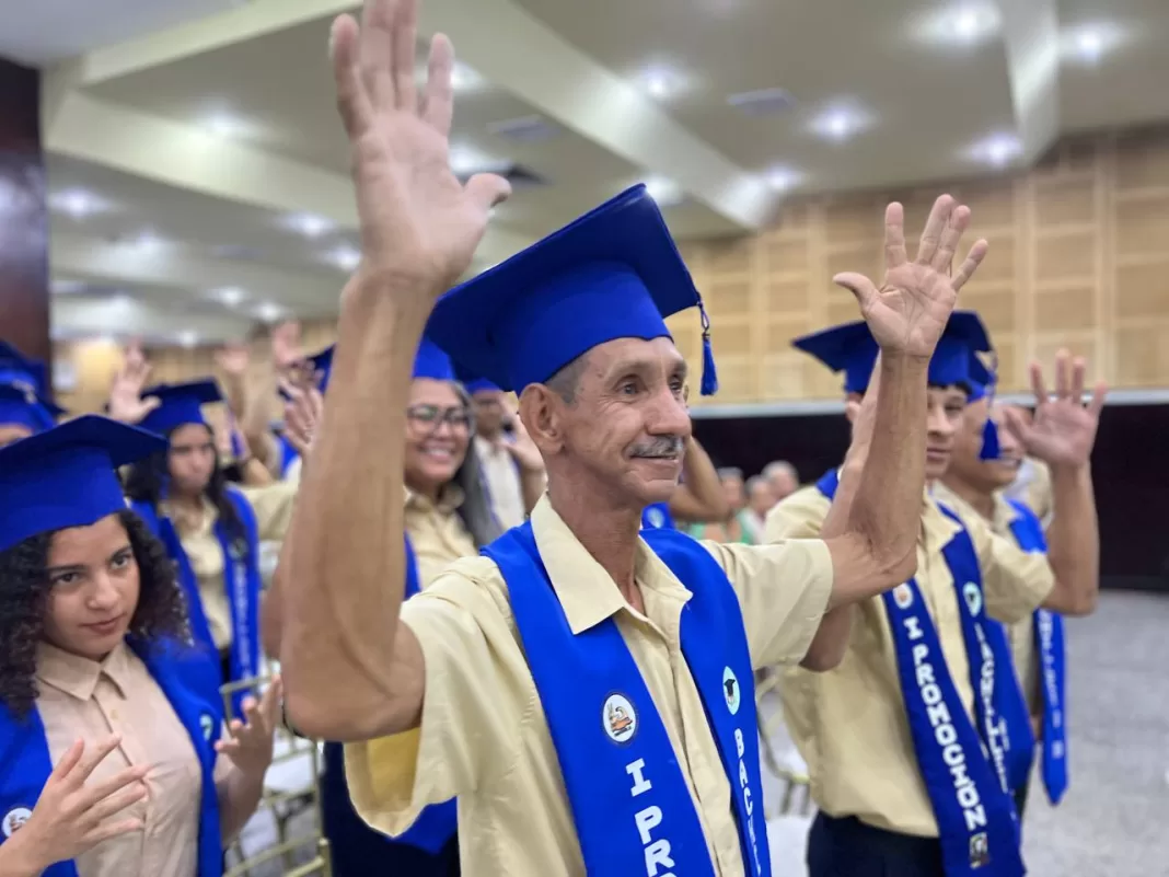 Fuenmayor encabezó acto de graduación de las Misión Robinson