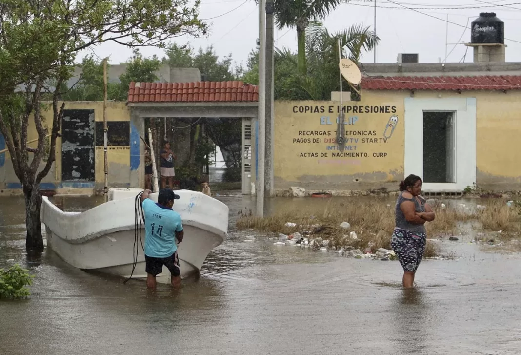 Huracán Milton se aleja de las costas del Caribe mexicano