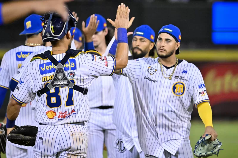 Magallanes a punta de batazos cazó Leones