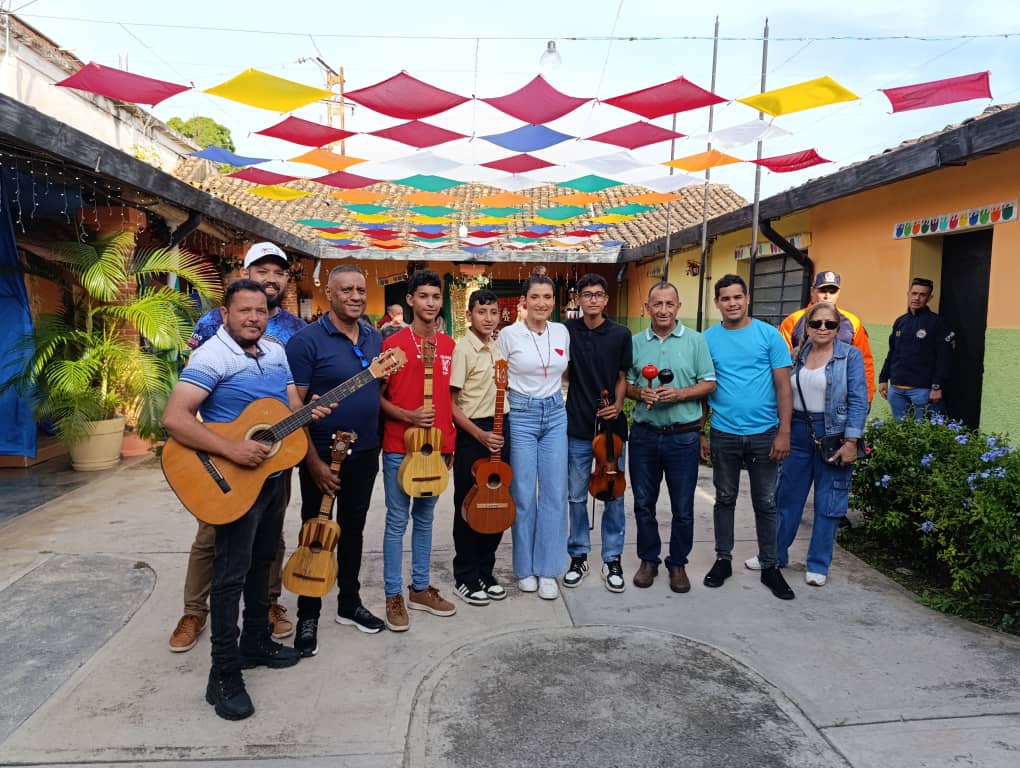 Más de 100 jóvenes de Miranda recibieron instrumentos musicales