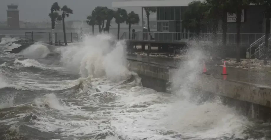 Huracán Milton dejó al menos dos muertos en Florida y bajó a categoría uno