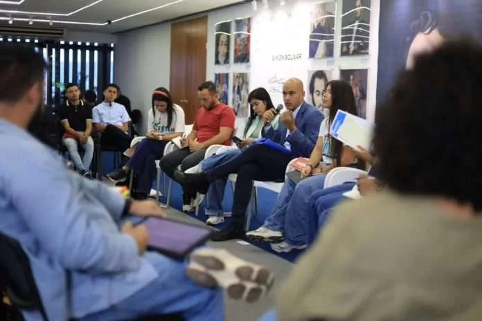 Ministro de Educación sostuvo encuentro con jóvenes profesionales