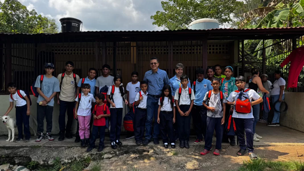 Niños de la Casa Hogar María Auxiliadora recibieron kits escolares