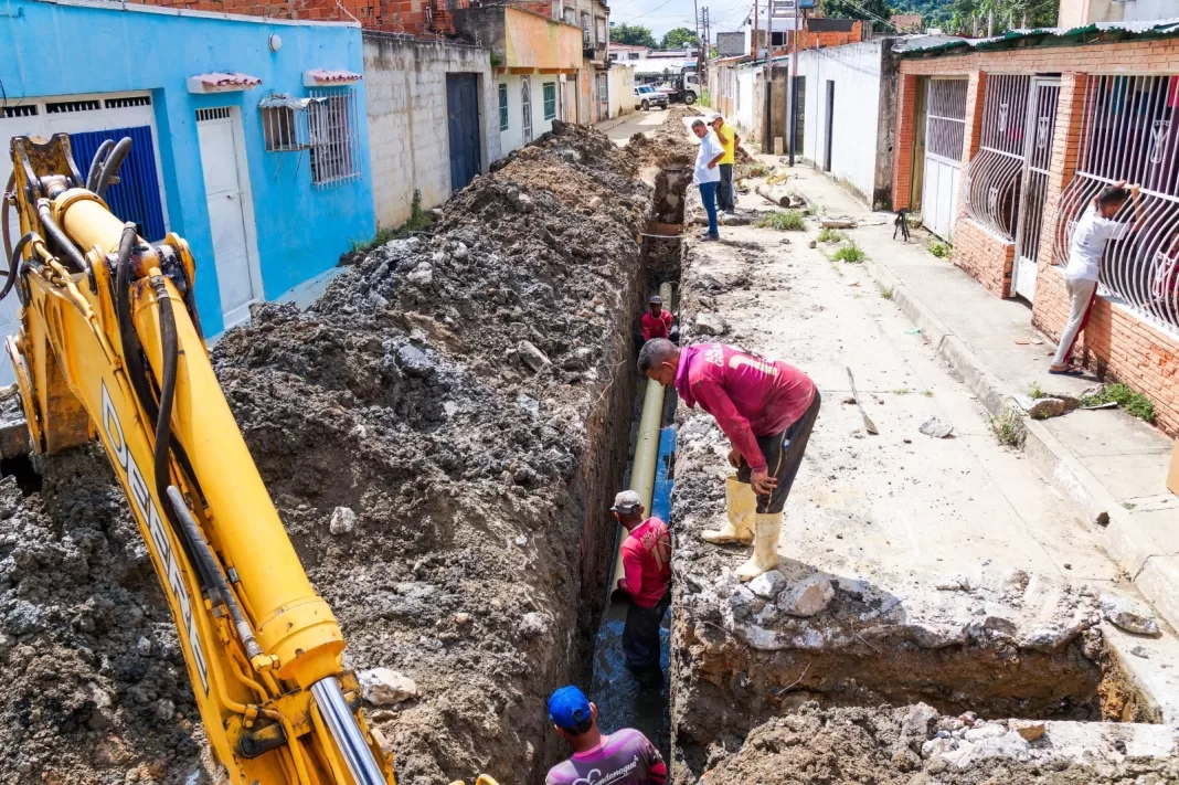 Sustitución de colector en Colinas de Tarapío tiene avance del 50