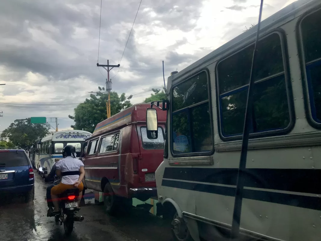 Transportistas no salen de una cola por combustible en Valencia