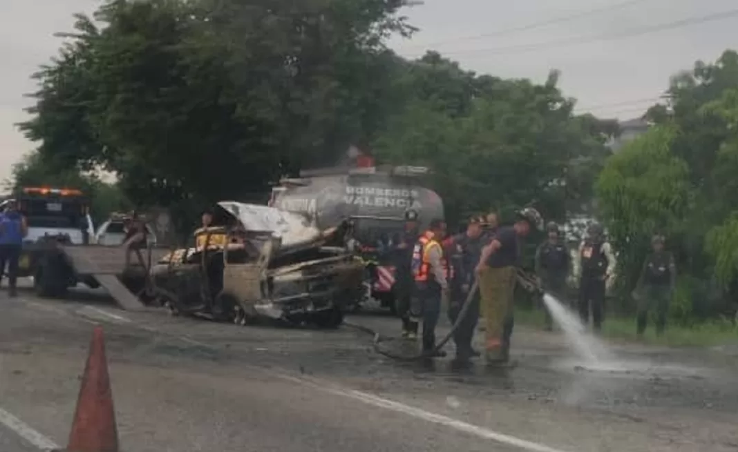 Camioneta se incendió luego de volcarse en distribuidor Mañongo