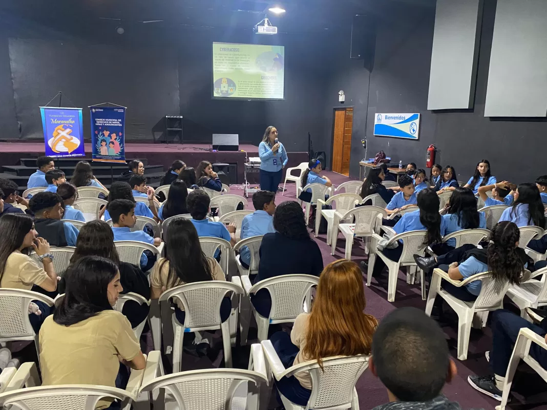 Charla sobre buen uso de las redes sociales dirigida a niños en San Diego