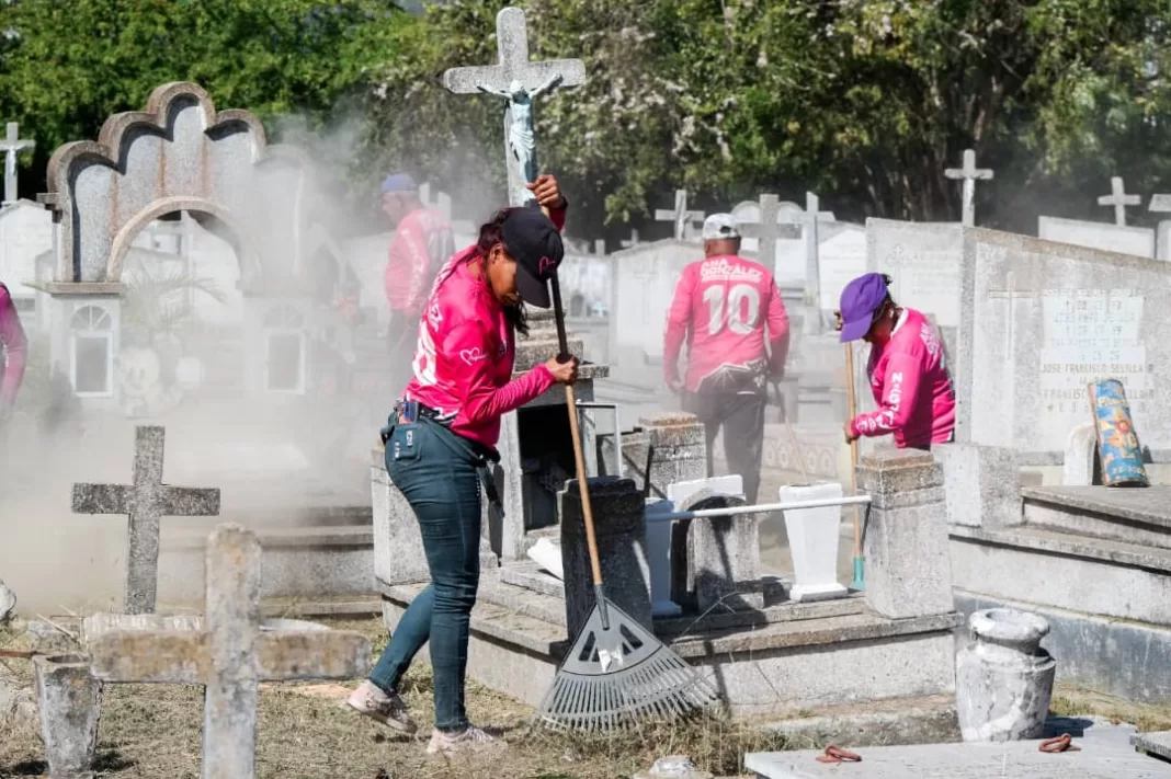 Trabajadores de Fundanagua realizan mantenimiento al Cementerio Municipal de Naguanagua