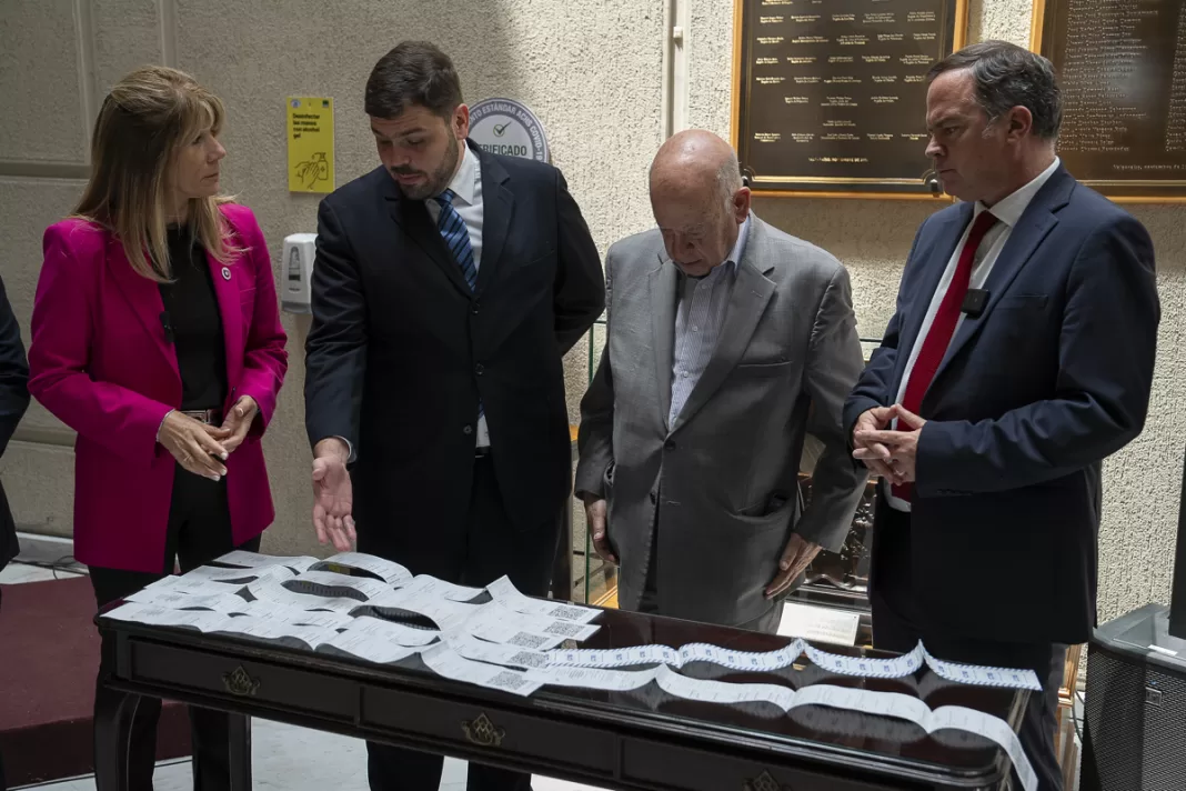 Oposición enseña actas de votación al Senado chileno en búsqueda de más apoyos