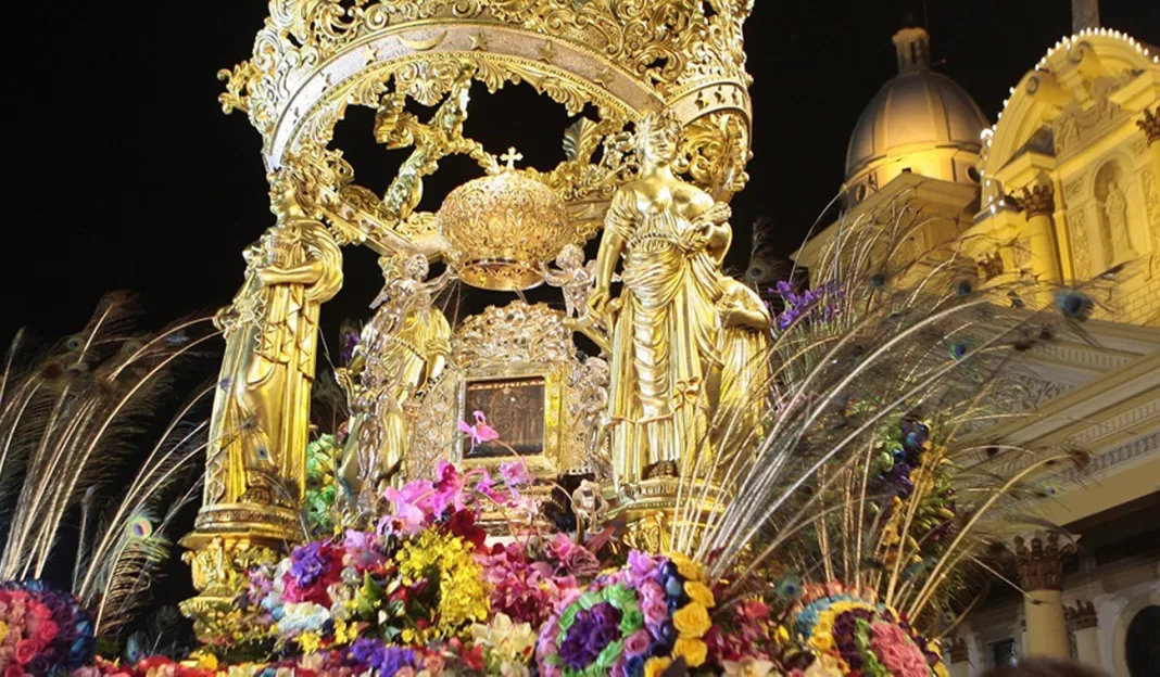 El  padre Nedward Andrade, párroco rector de la Basílica de Nuestra Señora de Chiquinquirá, llevó a cabo una emotiva celebración en conmemoración de la Virgen de Chiquinquirá. 