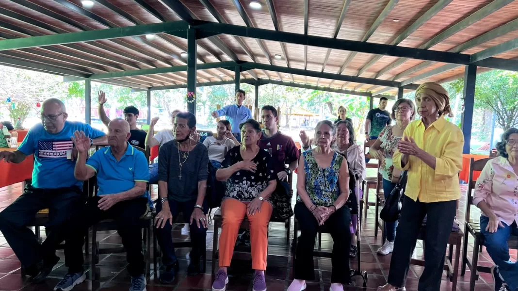 Abuelos conmemoraron la Virgen de la Medalla Milagrosa