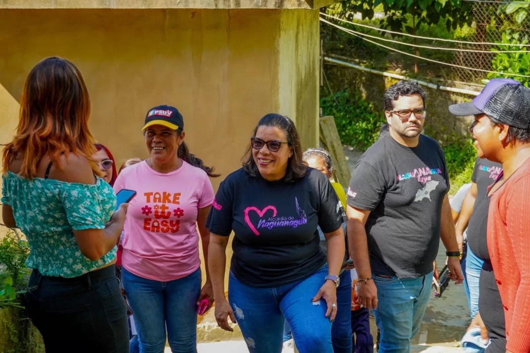 Alcaldesa Ana González realizó un recorrido casa a casa para atender a vecinos de Malagón