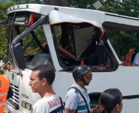 Un estudiante muerto y cinco heridos en colisión en puente Bárbula