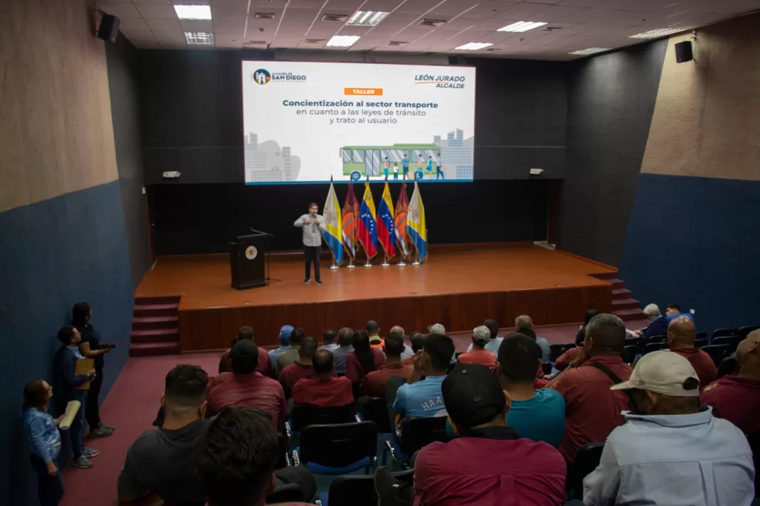 Conductores y colectores de transporte público asisten a taller