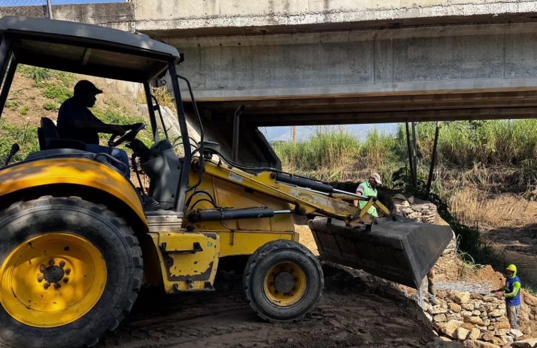 Construyen muro de contención en áreas aledañas al río Cúpira