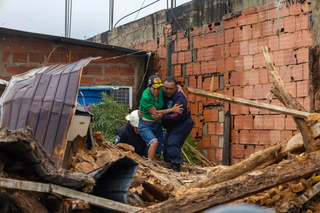 Dos sexagenarios fueron rescatados tras colapso de una vivienda por las intensas lluvias en Maracaibo