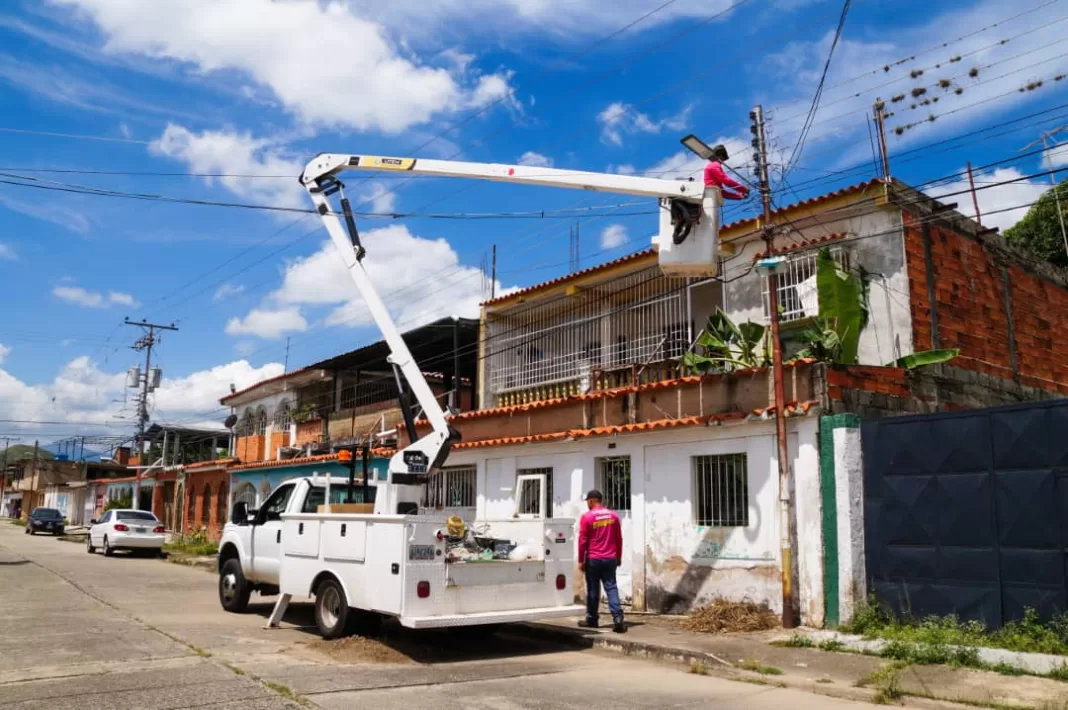 Instalación de luminarias llegó a la comunidad Simón Bolívar