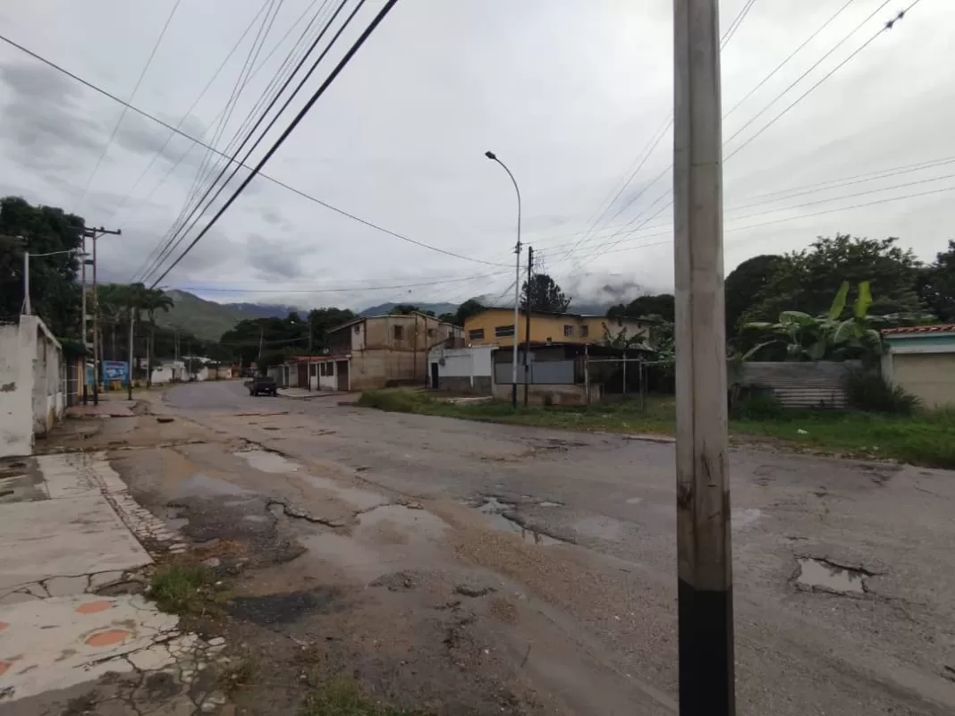 Mal estado de la vía hacia el Hospital Carabobo dificulta transito