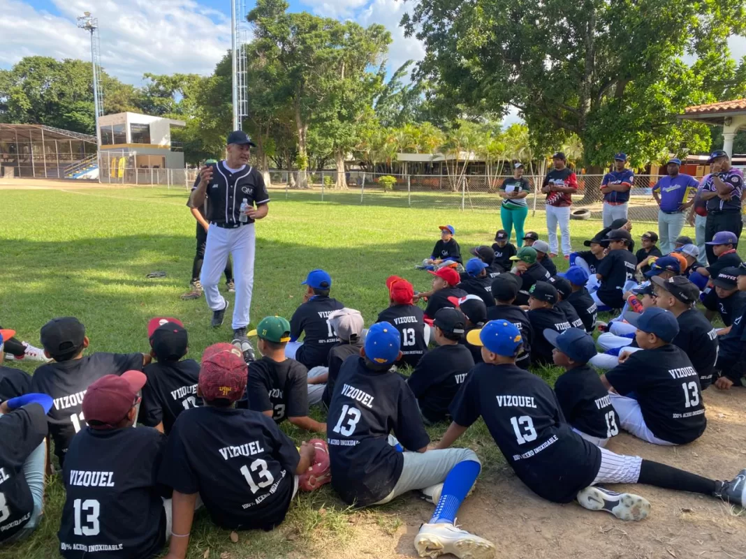 Omar Vizquel dictó clínica a niños carabobeños