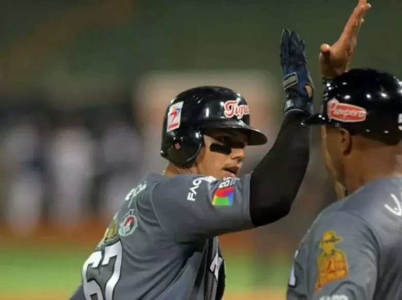 Yonathan Mendoza llegó a los 200 Hits frente a su terruño