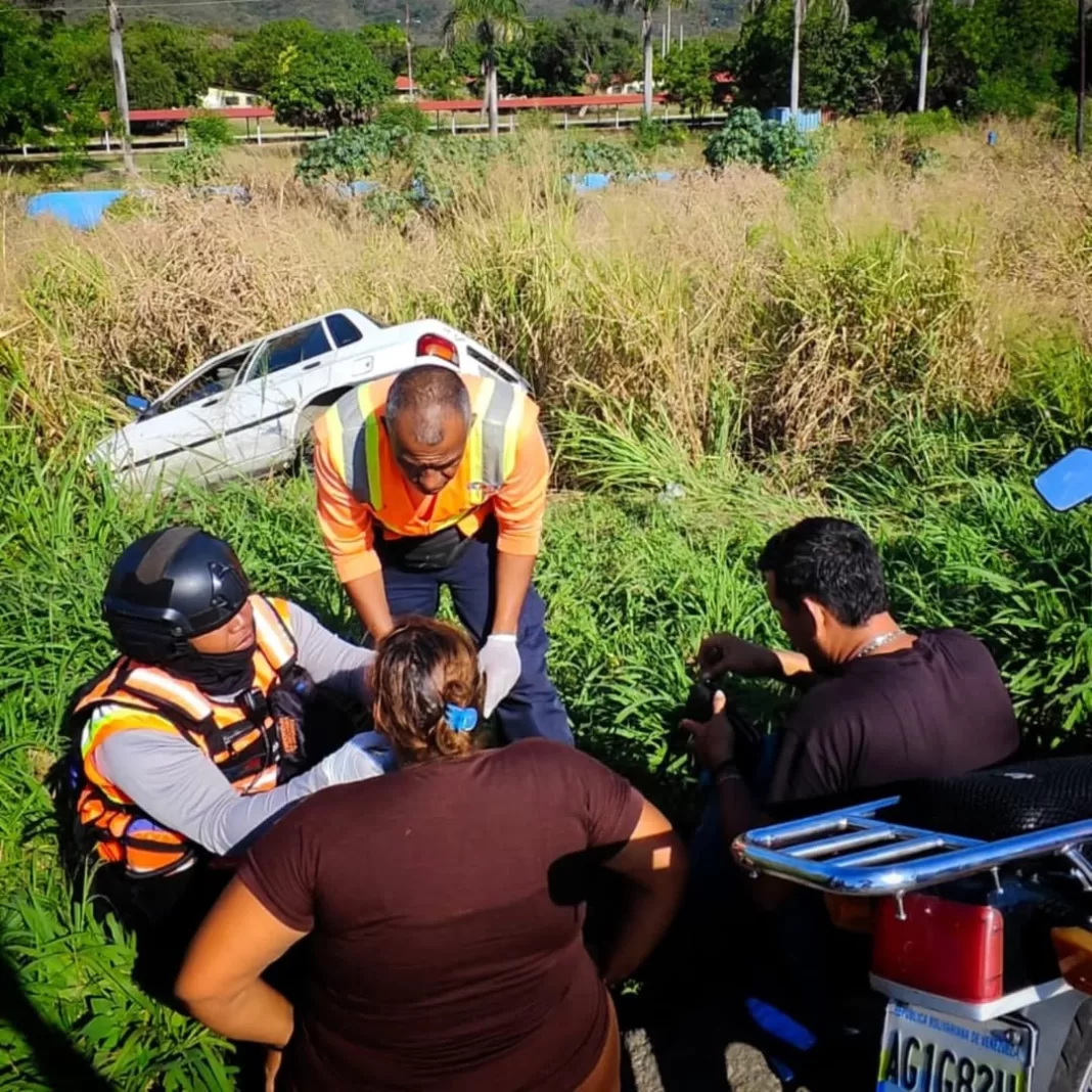 Volcamiento deja dos heridos en la Autopista Regional del Centro