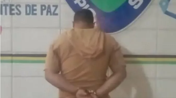 Hombre detenido por golpear con una manguera a su padre de 67 años (+Video)