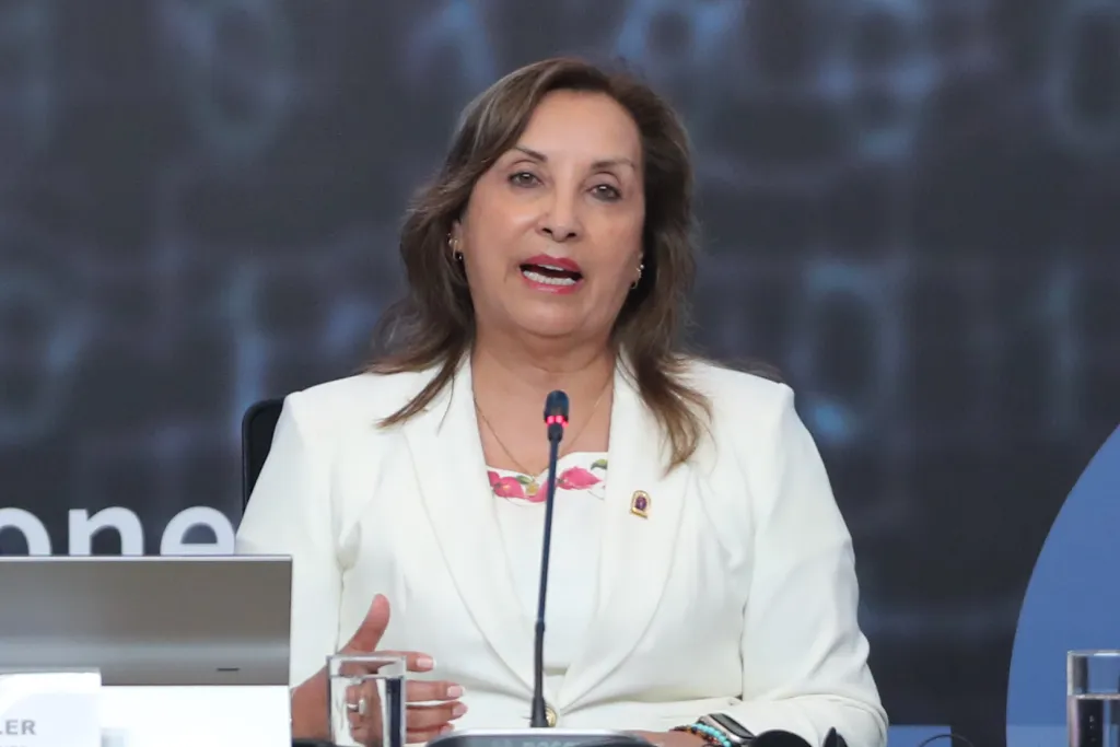 Dina Boluarte llamada a declarar sobre fuga de su exlíder político