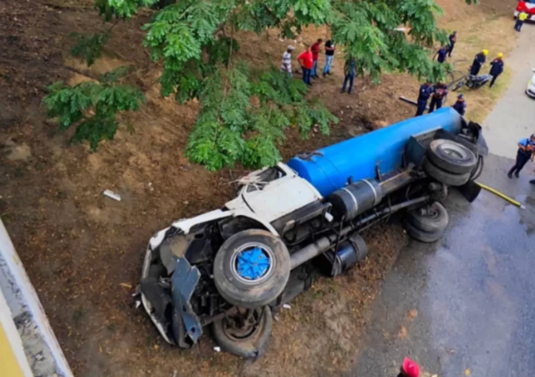 Camión cisterna se volcó y dejó tres heridos en la ARC