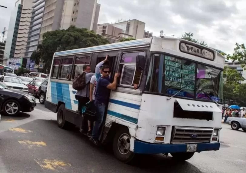 Transportistas recalcan que el pasaje debe anclarse al dólar