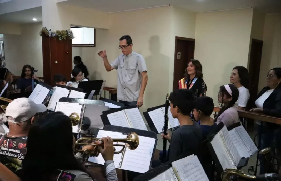 Entregados tres pianos restaurados a la Escuela Municipal de Música “Augusto Brandt”