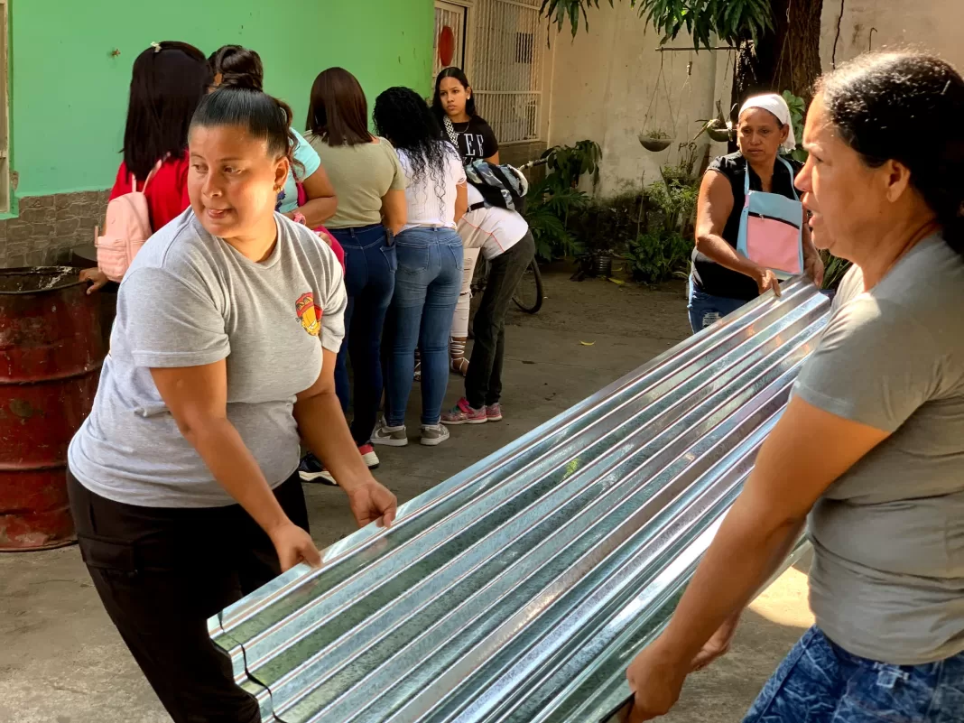 Familias de Diego Ibarra recibieron láminas de zinc