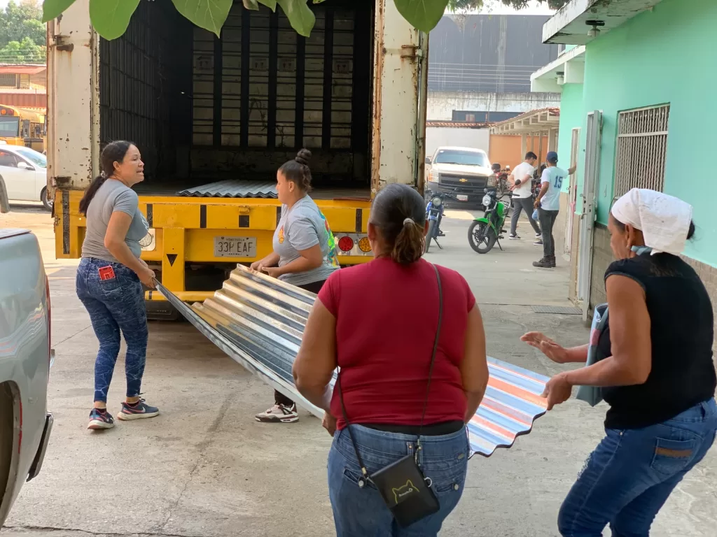 Familias de Diego Ibarra recibieron láminas de zinc