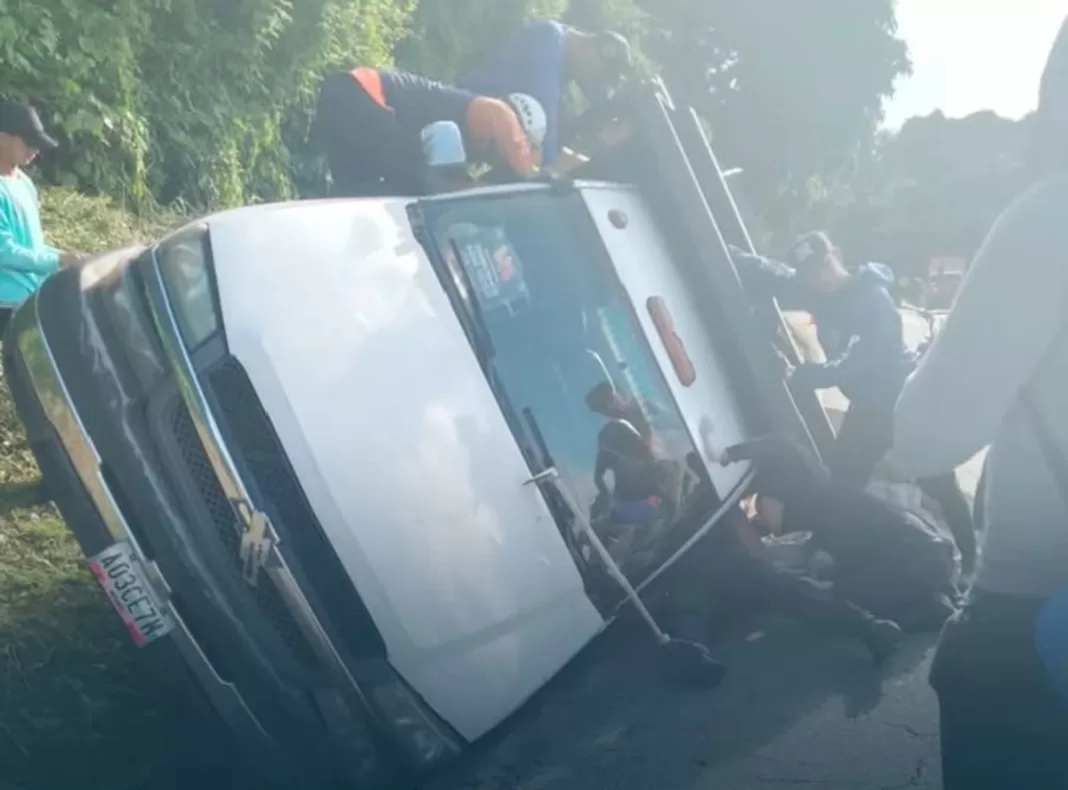 Seis heridos dejó volcamiento de camión en carretera