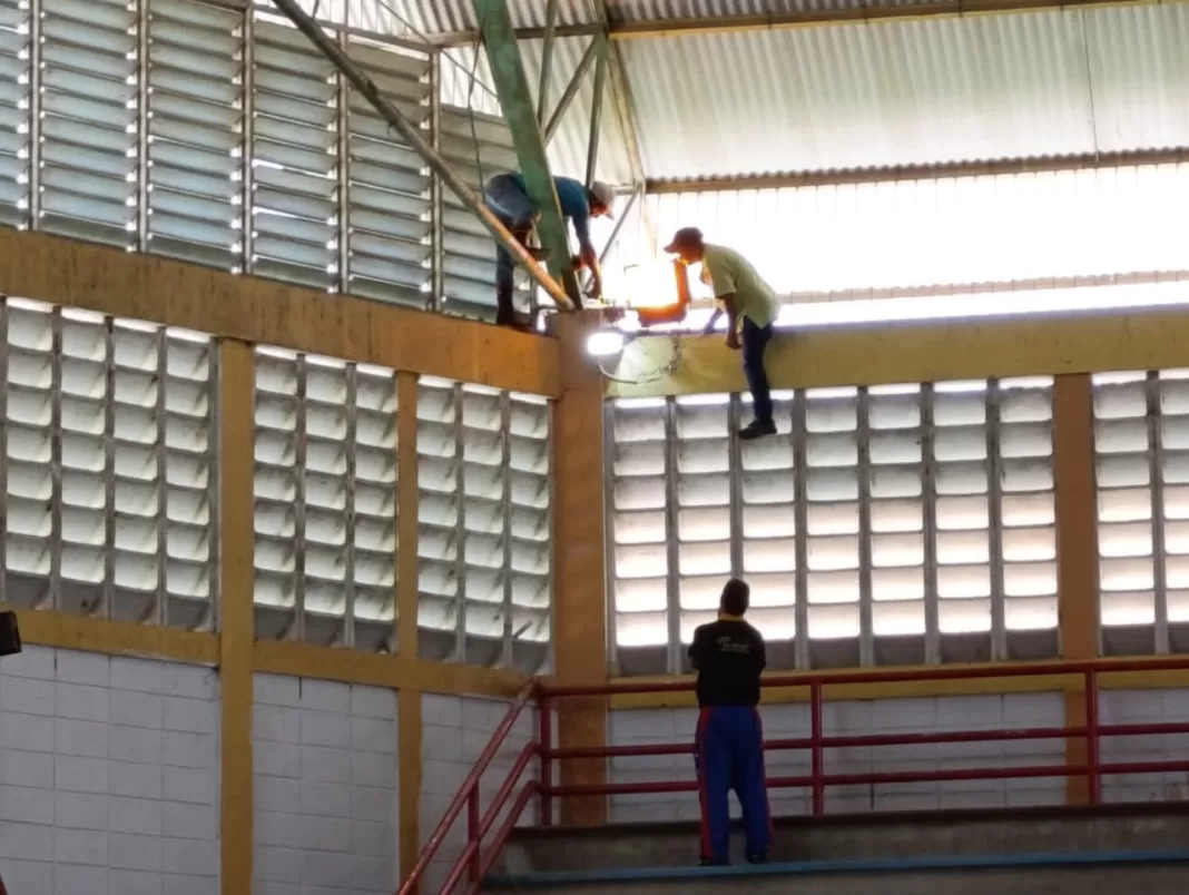 Instalaron 14 luminarias en el anfiteatro Carlucho Martínez de Montalbán