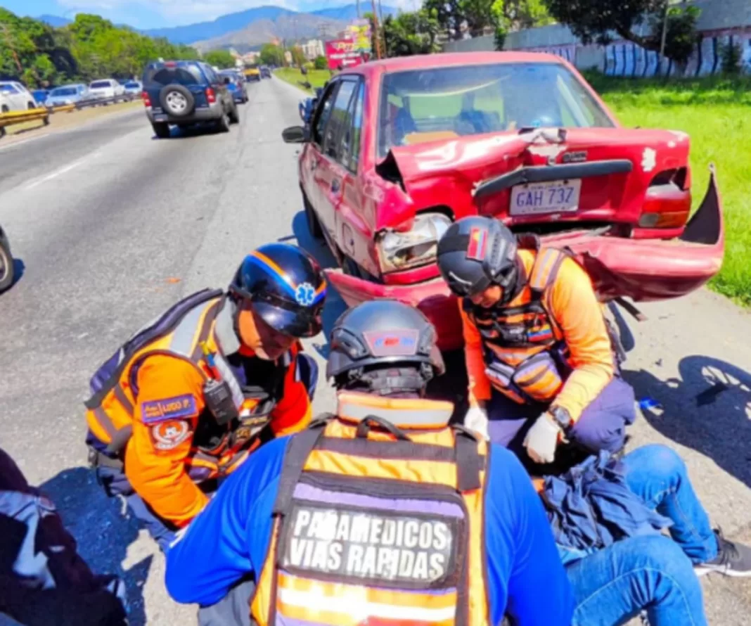 Colisión con vehículo dejó a un motorizado lesionado en autopista