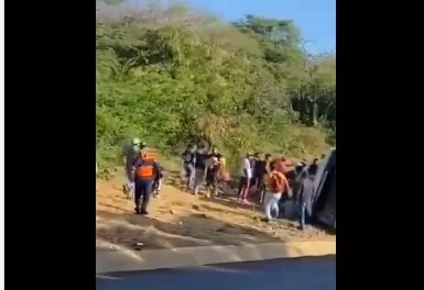 Saqueadores se aprovecharon de camión que volcó en Anzoátegui