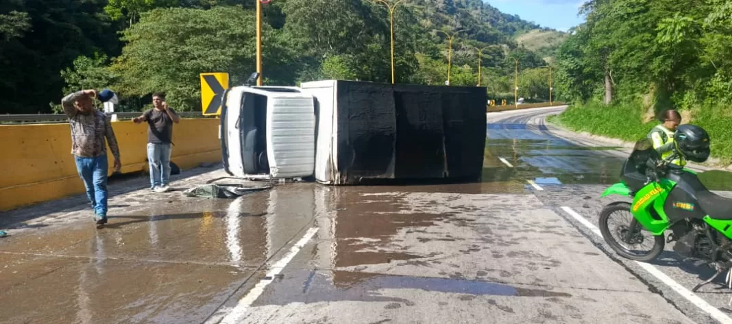 Camión volcó y derramó aceite en autopista Valencia-Puerto Cabello