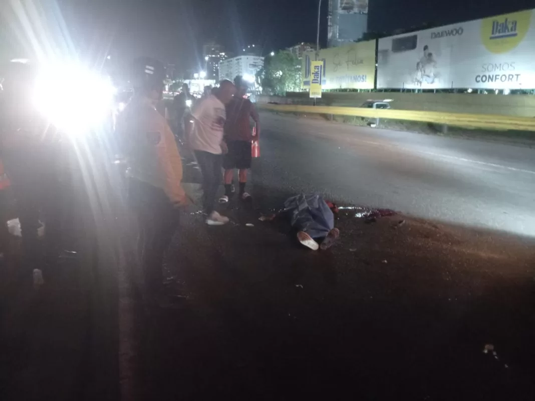 Motorizado derrapó y falleció en la Autopista del Este