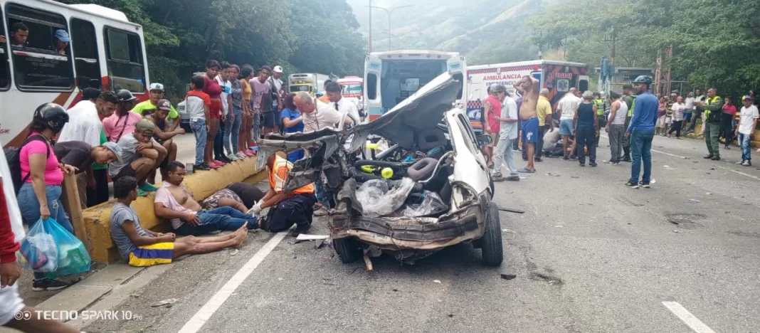 Un muerto y cuatro heridos en colisión entre vehículo y transporte público en autopista Valencia-Puerto Cabello