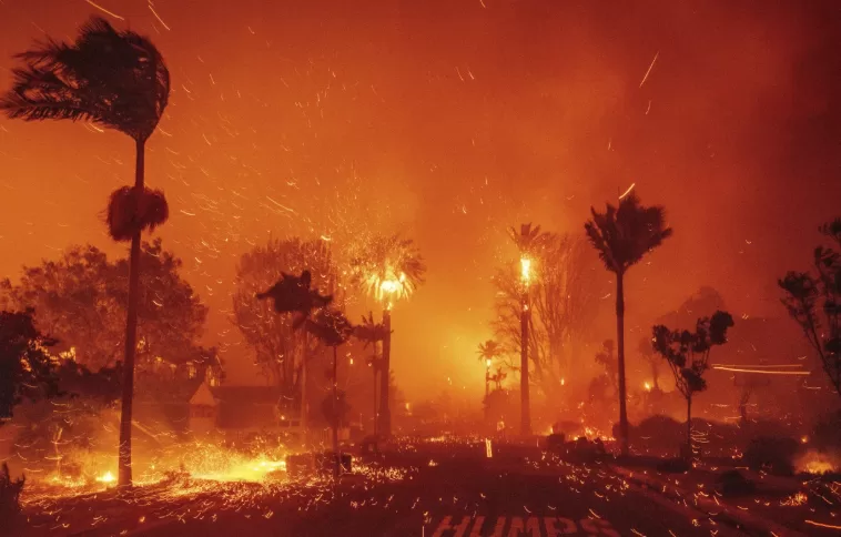 Miles de personas huyen de incendios descontrolados que calcinan casas en Los Ángeles