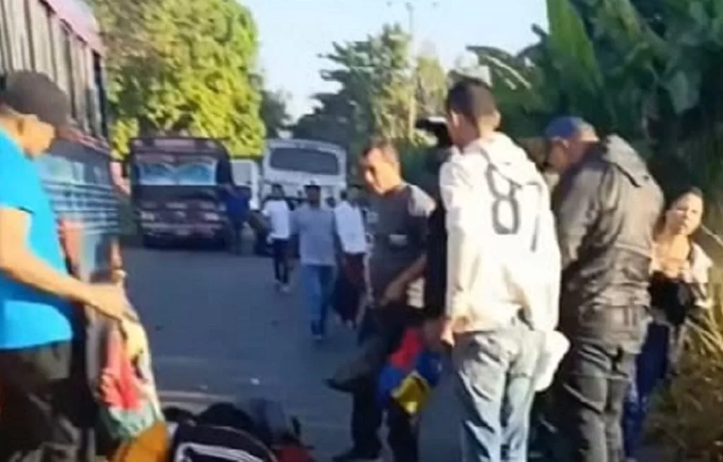 Colisión entre moto y bus en Central Tacarigua dejó dos lesionados