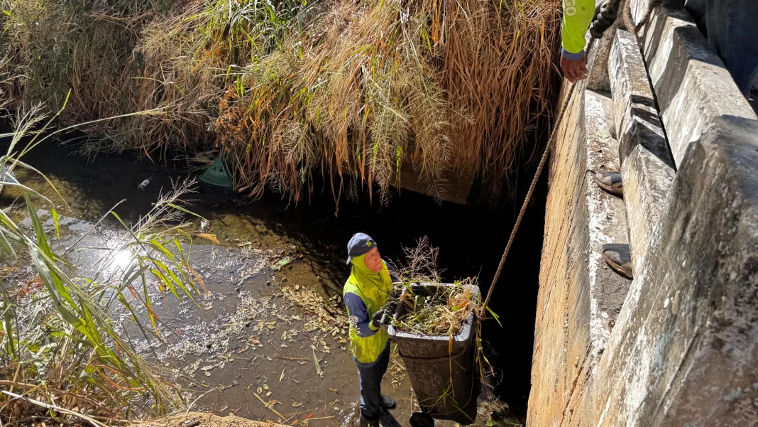 Fumcosandi trabajan en limpieza de canales pluviales